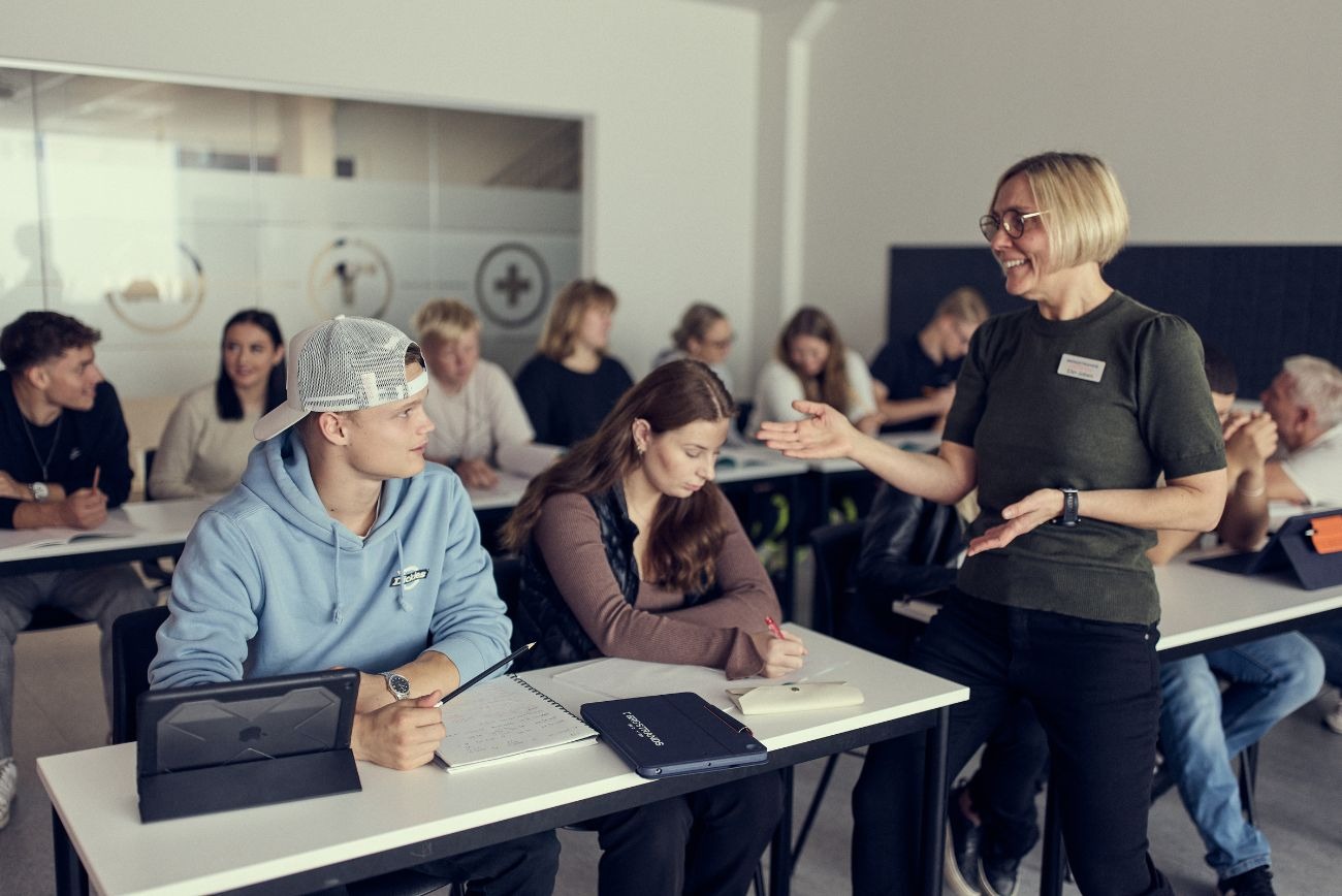 Lärare och elever i klassrum